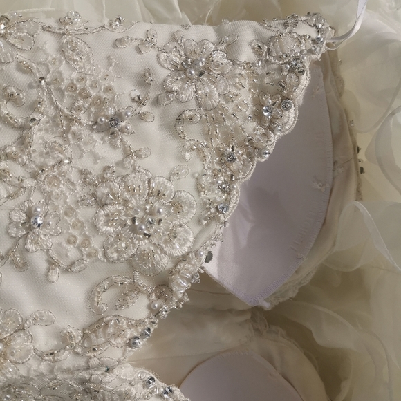 Allure Bridal Couture Dress size 2 Ivory with train hook and build in bra - Picture 11 of 11